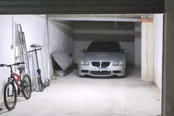 Shiten 2 Poste Parkimi tek Komuna e Parisit/50,000 euro