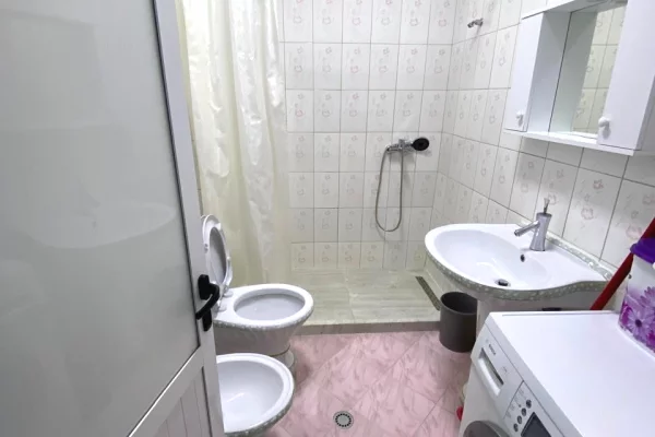 Shtepi me qera Apartament ne Tirane, 2+1, Mobilimi E mobiluar, Pagesa 40,000  Leke.