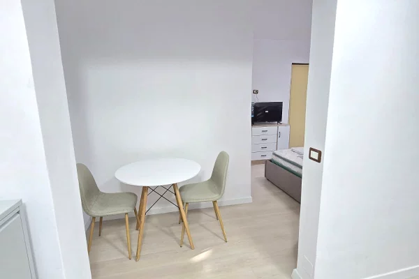 Shtepi me qera Apartament ne Tirane, Garsoniere, Mobilimi E mobiluar, Pagesa 500  Euro.