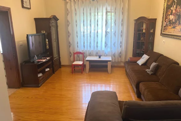 Shtepi me qera Apartament ne Tirane, 1+1, Mobilimi E mobiluar, Pagesa 35,000  Leke.