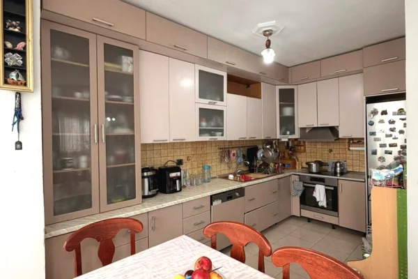 Appartamento in vendita a Tirana 2+1, Arredato