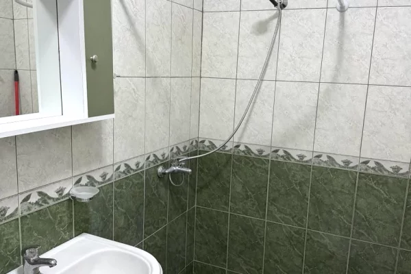 Shtepi me qera Apartament ne Tirane, 2+1, Mobilimi Pjeserisht e mobiluar, Pagesa 450  Euro.