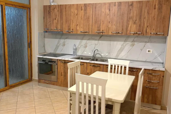 Shtepi me qera Apartament ne Tirane, 2+1, Mobilimi Pjeserisht e mobiluar, Pagesa 450  Euro.