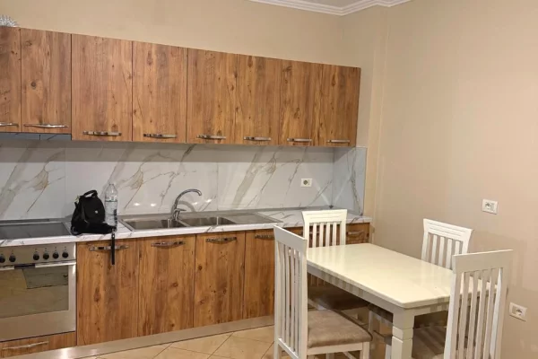 Shtepi me qera Apartament ne Tirane, 2+1, Mobilimi Pjeserisht e mobiluar, Pagesa 450  Euro.