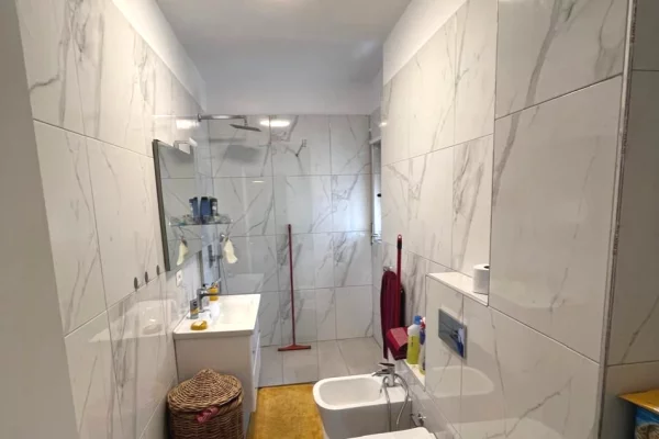 Shtepi ne shitje Apartament ne Tirane, 2+1, Mobilimi Pjeserisht e mobiluar, Pagesa 205,000  Euro.