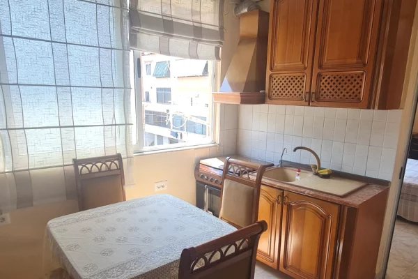 Shtepi me qera Apartament ne Tirane, 3+1, Mobilimi E mobiluar, Pagesa 50,000  Leke.