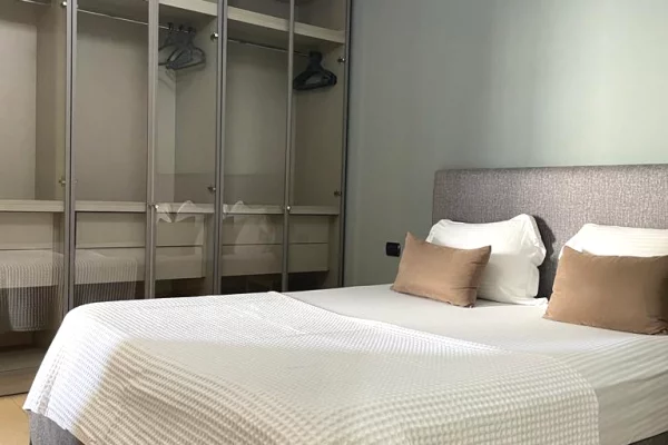 Shtepi me qera Apartament ne Tirane, 1+1, Mobilimi E mobiluar, Pagesa 1,200  Euro.