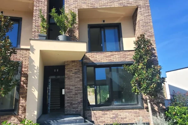 Shitet Vile ne Mjull Bathore/700,000 euro 