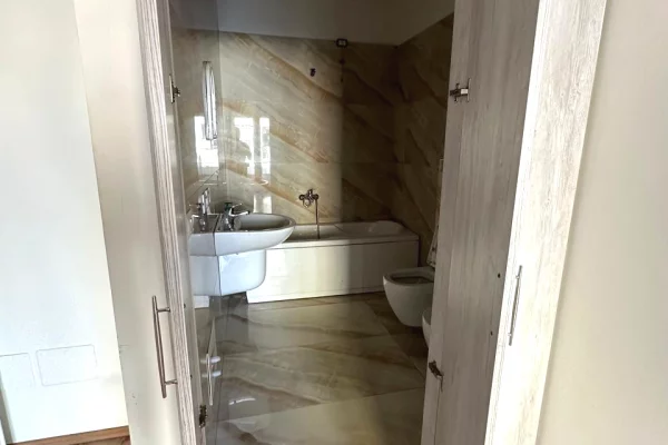 Shtepi me qera Apartament ne Tirane, 2+1, Mobilimi Bosh, pa mobiluar, Pagesa 1,200  Euro.