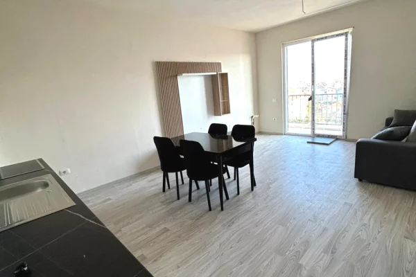 Jepet me qera apartament 1+1 ne Bathore/350 euro