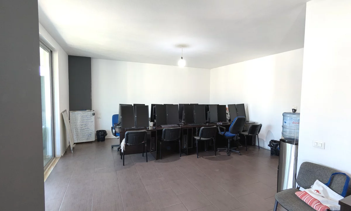 Jepet ambient biznesi me qera tek Zogu I Zi/800Euro