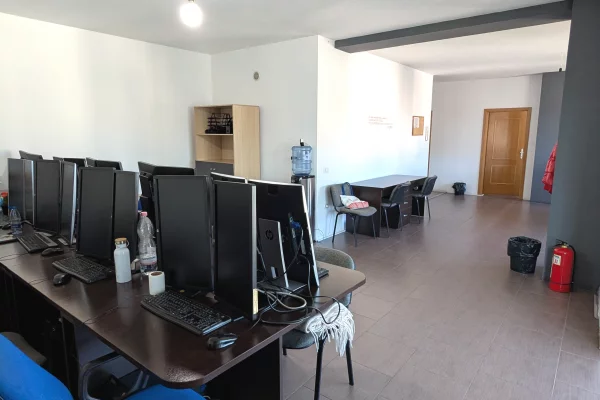 Jepet ambient biznesi me qera tek Zogu I Zi/800Euro