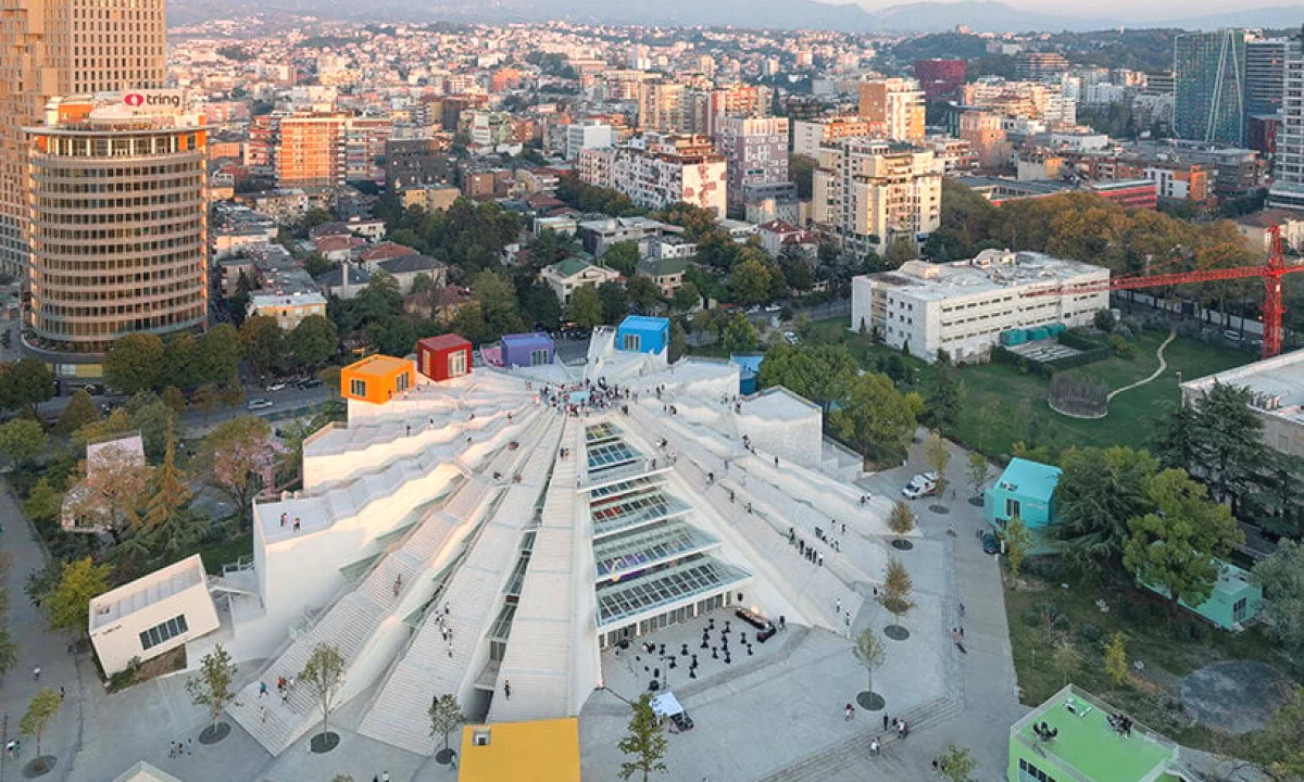 Jepet me qera ambjent biznesi per zyre 1+1 tek Bulevardi Bajram Curri/750 euro