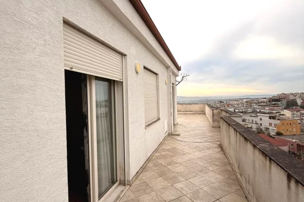 Shtepi ne shitje Apartament ne Tirane, 2+1, Mobilimi E mobiluar, Pagesa 175,000  Euro.