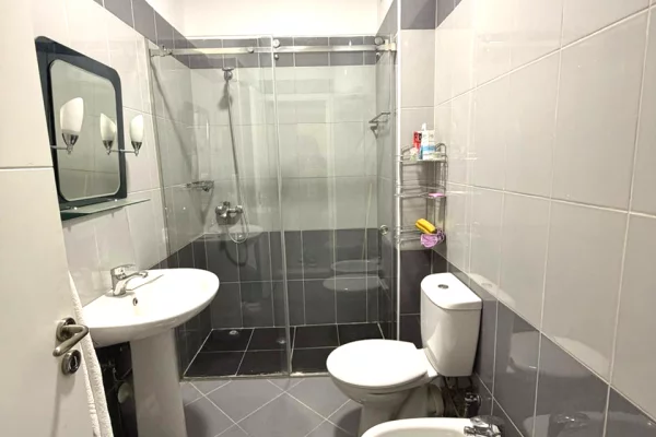 Shtepi ne shitje Apartament ne Tirane, 2+1, Mobilimi E mobiluar, Pagesa 175,000  Euro.