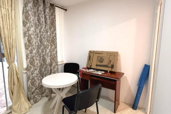 Shtepi ne shitje Apartament ne Tirane, 1+1, Mobilimi Pjeserisht e mobiluar, Pagesa 55,000  Euro.