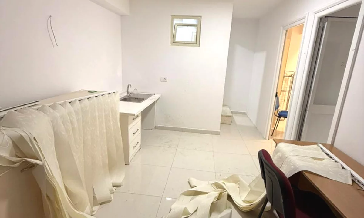 Shtepi ne shitje Apartament ne Tirane, 1+1, Mobilimi Pjeserisht e mobiluar, Pagesa 35,000  Euro.