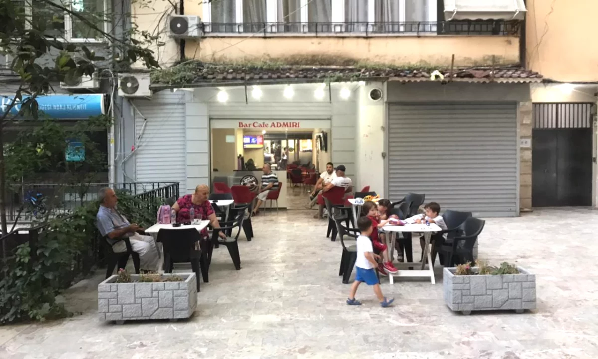 Shitet ambient   biznesi tek Komuna e Parisit/300,000 euro 