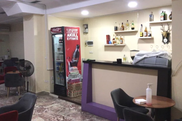 Shitet ambient   biznesi tek Komuna e Parisit/300,000 euro 