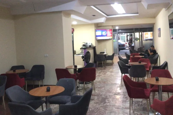 Shitet ambient   biznesi tek Komuna e Parisit/300,000 euro 