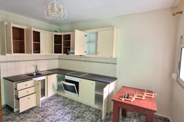 Jepet apartament 3+1+2 me qira tek Komuna E Parisit/700€