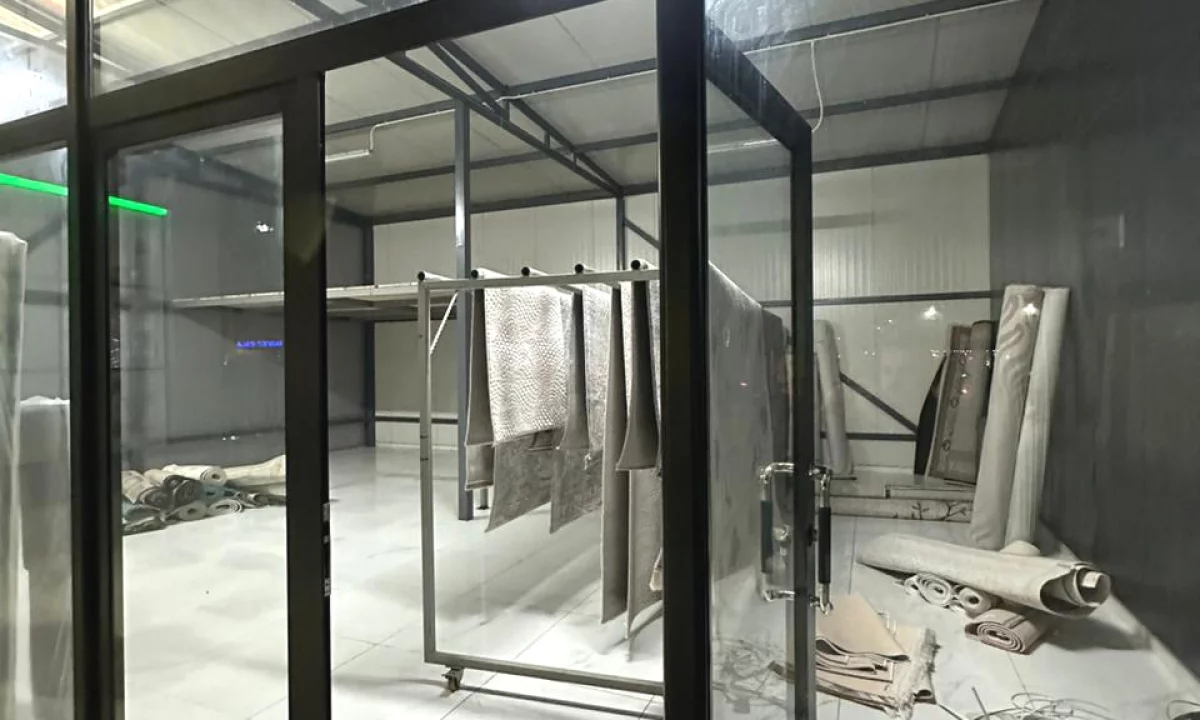 Jepet me qera kapanon+oborr ne Kamez Buze rruges Kryesore/100.000 leke