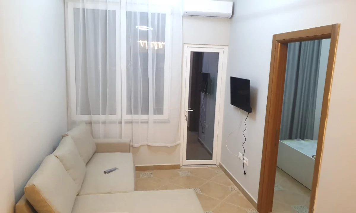 Shtepi me qera Apartament ne Tirane, 1+1, Mobilimi Pjeserisht e mobiluar, Pagesa 40,000  Leke.