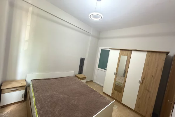 Shtepi me qera Apartament ne Tirane, 1+1, Mobilimi Pjeserisht e mobiluar, Pagesa 40,000  Leke.