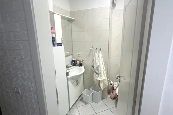 Shtepi ne shitje Apartament ne Tirane, 2+1, Mobilimi E mobiluar, Pagesa 162,000  Euro.