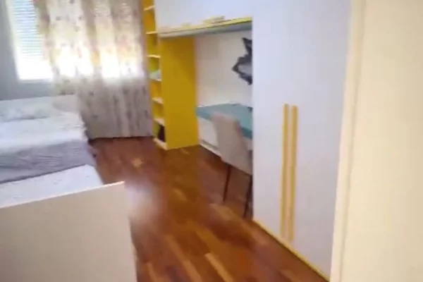 Shtepi ne shitje Apartament ne Tirane, 3+1, Mobilimi E mobiluar, Pagesa 200,000  Euro.