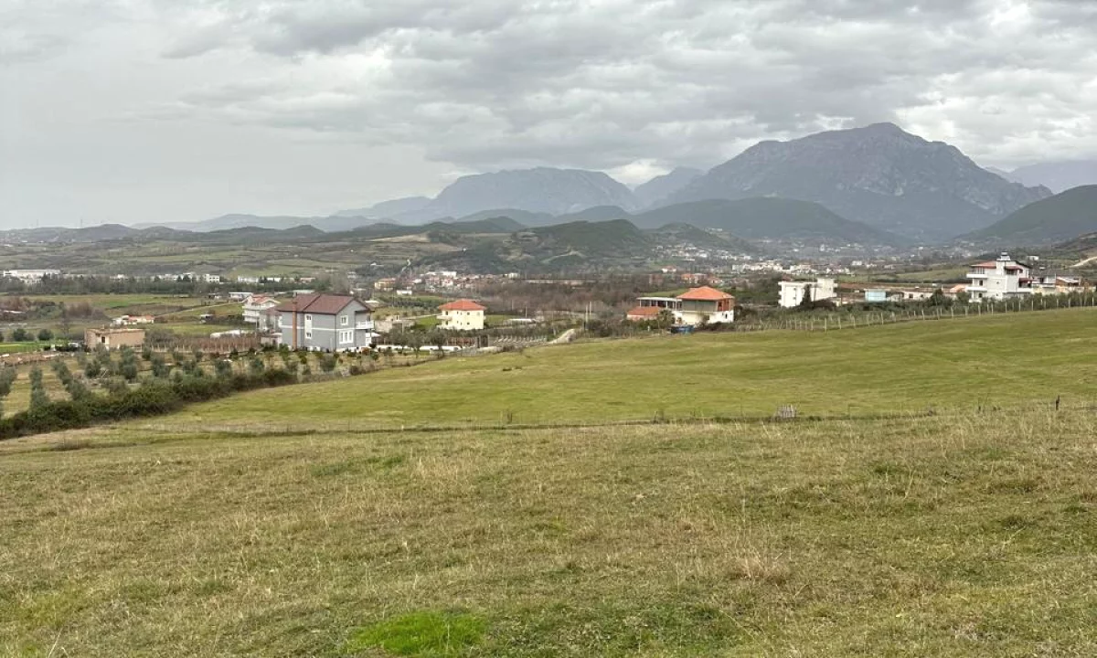 Jepet me qira toke ne Paskuqan Koder e Kuqe/2000 euro