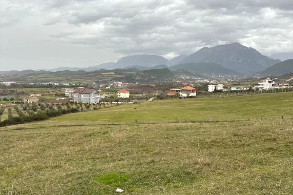 Truall ose Toke ne Tirane - 2,000 Euro