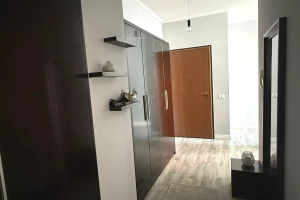 Shtepi ne shitje Apartament ne Tirane, 1+1, Mobilimi Pjeserisht e mobiluar, Pagesa 170,000  Euro.