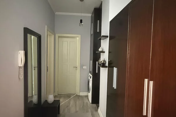 Shtepi ne shitje Apartament ne Tirane, 1+1, Mobilimi Pjeserisht e mobiluar, Pagesa 170,000  Euro.