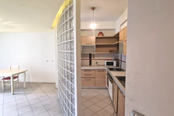 Appartamento in vendita a Tirana 3+1, SemiArredato