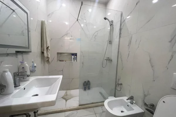 Shtepi ne shitje Apartament ne Tirane, 2+1, Mobilimi E mobiluar, Pagesa 200,000  Euro.