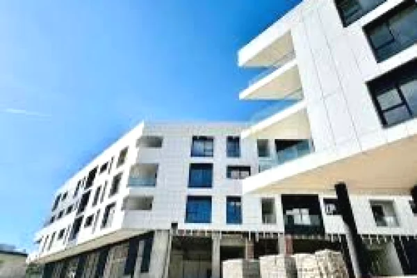 Jepet me qera dyqan tek Liqeni i Thate/2800 euro