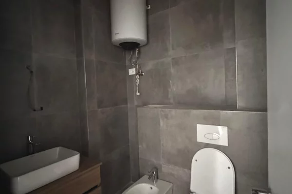 Shtepi ne shitje Apartament ne Tirane, 1+1, Mobilimi Bosh, pa mobiluar, Pagesa 8,500,000  Leke.