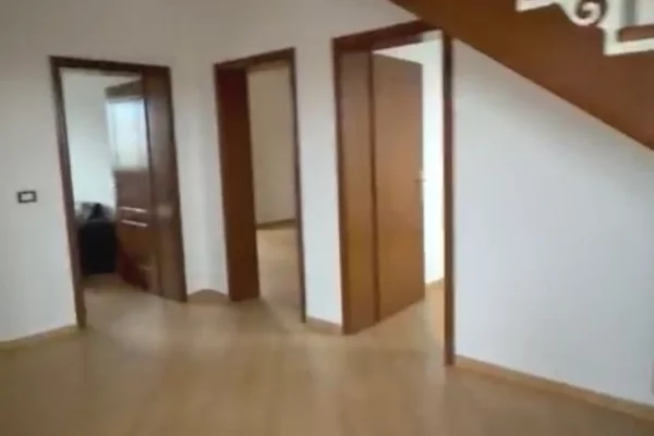 Duplex (casa a 2 piani) in affitto a Tirana 4+1, Arredato
