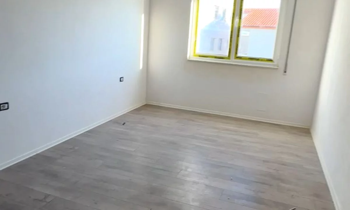 Shtepi ne shitje Apartament ne Tirane, 1+1, Mobilimi Bosh, pa mobiluar, Pagesa 76,743  Euro.