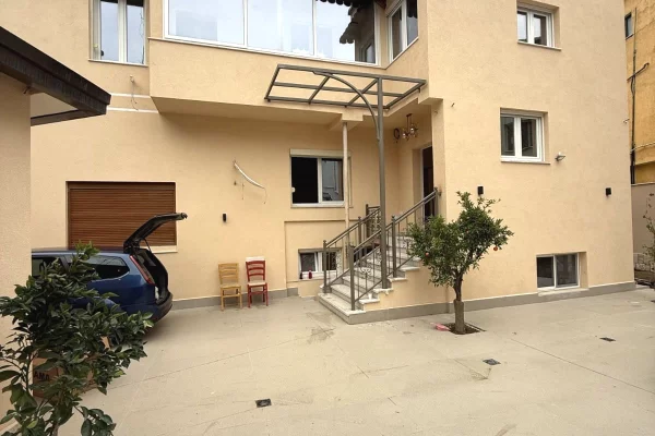 Ambient biznesi me qera 3+1 ne Tirane - 2,000 Euro