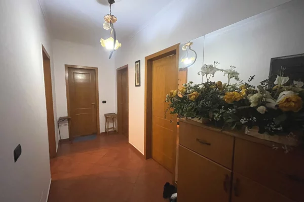 Shtepi ne shitje Apartament ne Tirane, 2+1, Mobilimi E mobiluar, Pagesa 275,000  Euro.