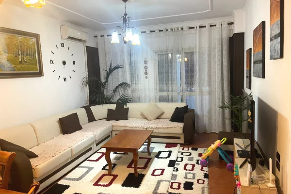 Shtepi ne shitje Apartament ne Tirane, 2+1, Mobilimi E mobiluar, Pagesa 275,000  Euro.