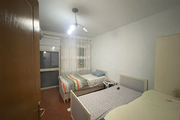 Shtepi ne shitje Apartament ne Tirane, 2+1, Mobilimi E mobiluar, Pagesa 275,000  Euro.