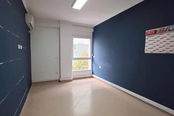 Ambient biznesi me qera 3+1 ne Tirane - 70,000 Leke