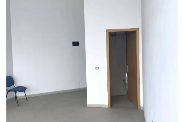 Jepen me qera 2 ambient tek Ish Dogana/750 euro