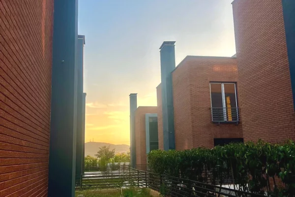 Shtepi ne shitje Vila Luksoze ne Tirane, 4+1, Mobilimi Bosh, pa mobiluar, Pagesa 620,000  Euro.