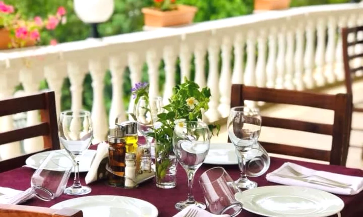 Jepet me qera Bar Restornat ,Salle Dasmash Ne rr.Dajtit