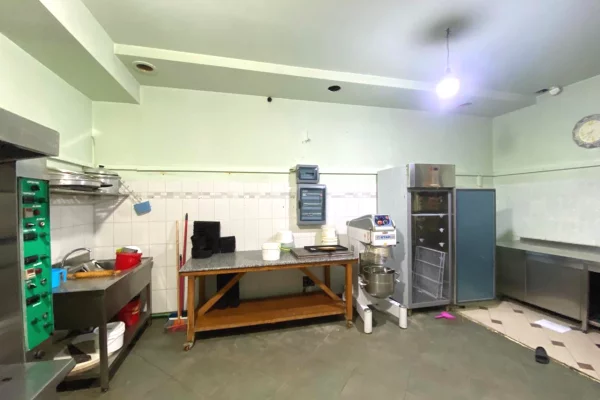 Ambient biznesi me qera 2+1 ne Tirane - 1,500 Euro