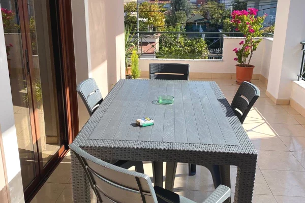 Shtepi me qera Vila Luksoze ne Tirane, 3+1, Mobilimi E mobiluar, Pagesa 900  Euro.